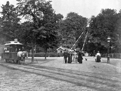 835551 Gezicht op de spoorwegovergang in de Museumlaan te Utrecht met links een paardentram in de Snellenlaan.